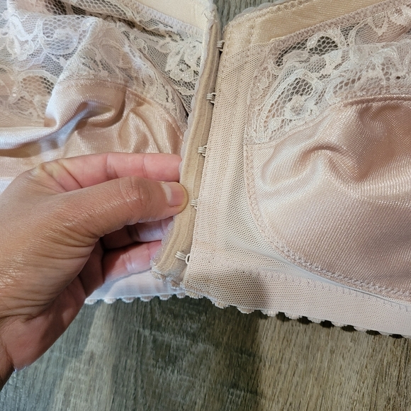 Glamorise Elegant Lace Trimmed Bra in Beige - Picture 7 of 9